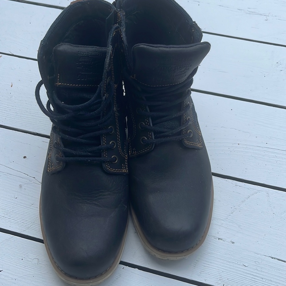 Men Levi’s boots
